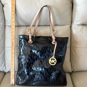 Michael Kors Black Patent Leather Signature Logo Jet Set Handbag.